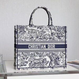 Classic DIOR Bag: A Stylish and Versatile Choice for Elegance
